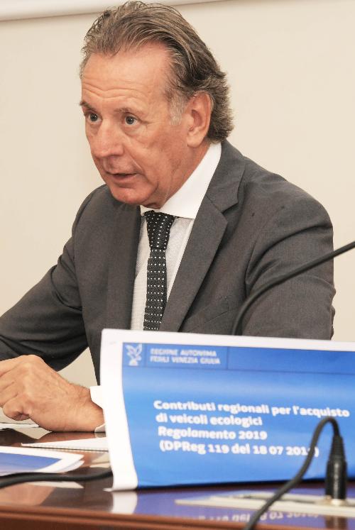 L'assessore regionale alla Difesa dell'ambiente, all'Energia e allo Sviluppo sostenibile Fabio Scoccimarro illustra in una conferenza stampa alla Sala Predonzani il nuovo regolamento sui contributi per l'acquisto di veicoli ecologici